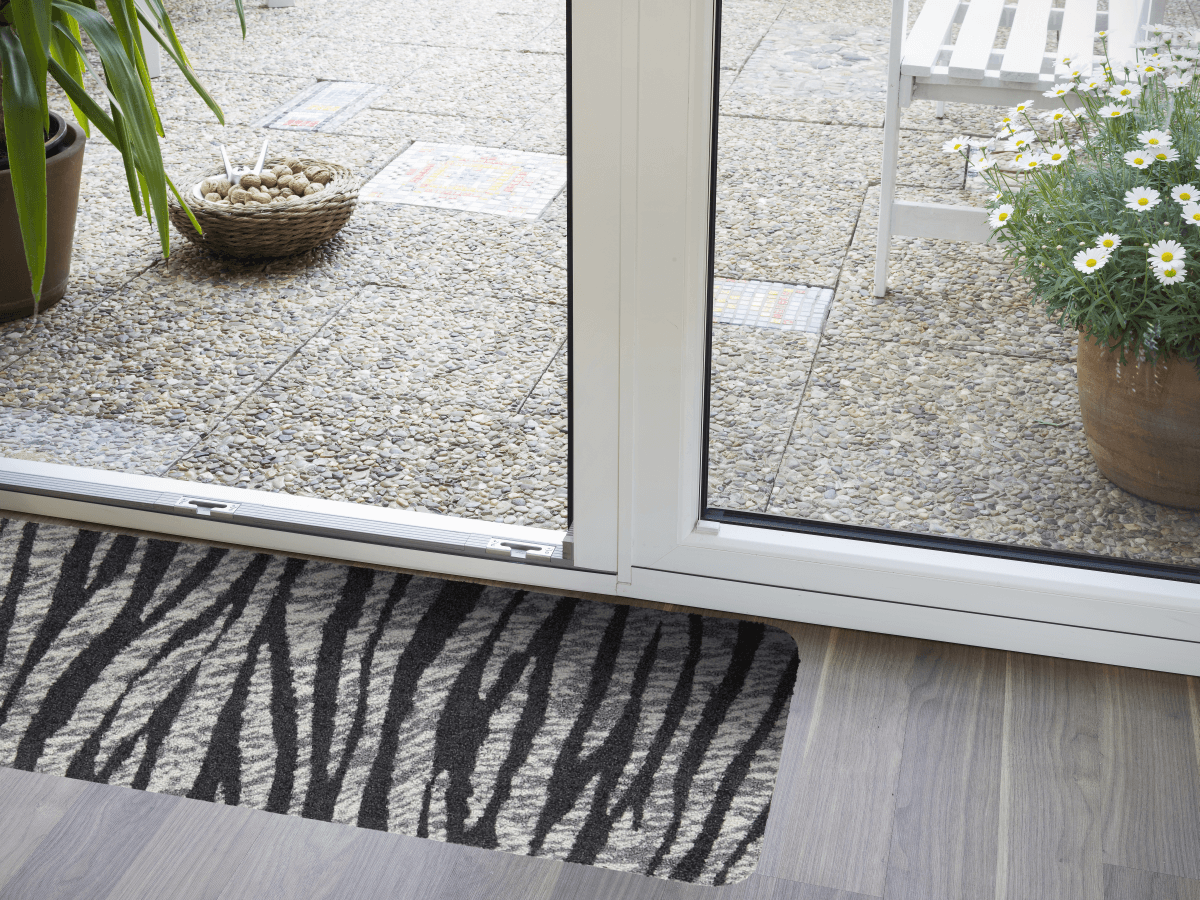 salonloewe-zebrafell-minimatte-30-x-100-cm image 2