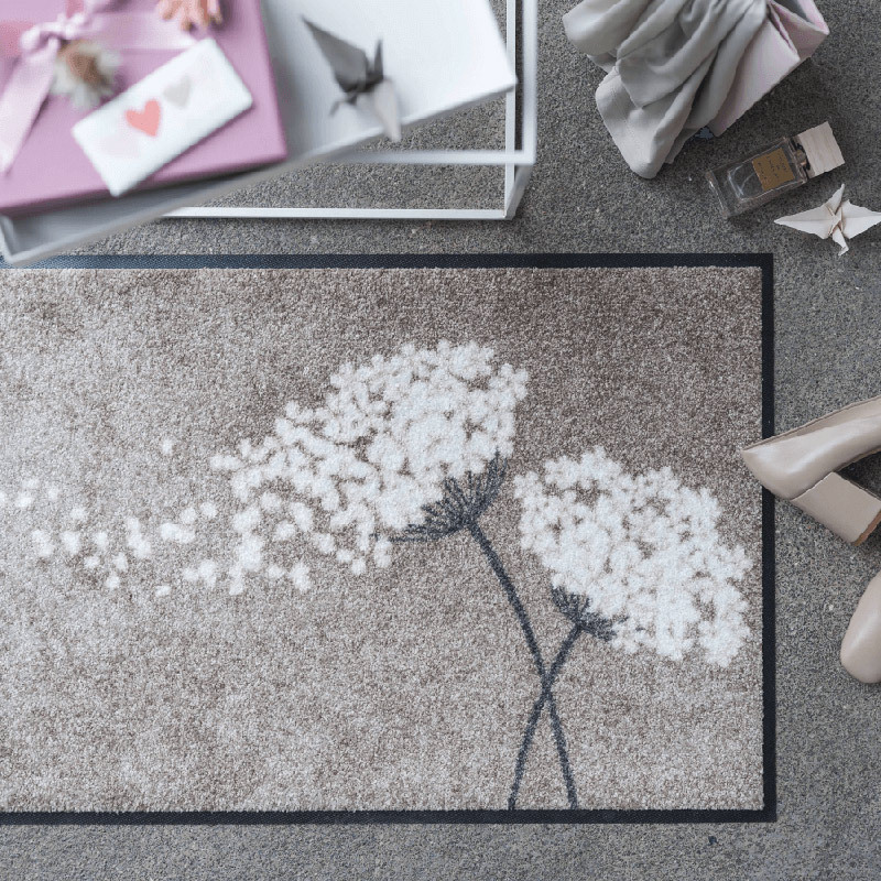 salonloewe-wishfull-blossom-taupe-teppich-50-x-75-cm-waschbare-fu-matte-mit-bl-t image 2
